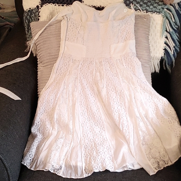 Spring/Summer lacey dress - Picture 2 of 4